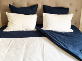 Une chambre digne d’un hôtel avec le linge de lit Greige